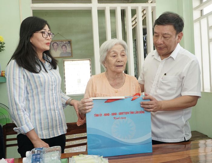 Đồng chí Bùi Thắng, Phó Bí thư Tỉnh ủy Lâm Đồng và Tỉnh ủy viên, Bí thư Đảng ủy xã Hàm Thuận Nam Nguyễn Thị Minh Hoàng (trái) tặng quà cho bà Hà Thị Hoa ở xã Hàm Thuận Nam