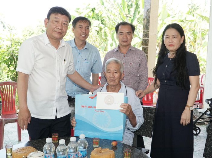 Đồng chí Bùi Thắng, Phó Bí thư Tỉnh ủy Lâm Đồng cùng lãnh đạo Sở Nội vụ và xã Tân Thành tặng quà cho ông Nguyễn Văn Quyết