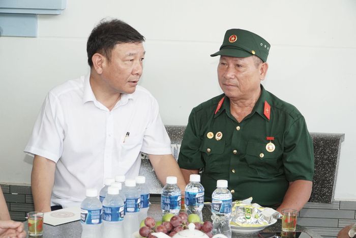 Đồng chí Bùi Thắng, Phó Bí thư Tỉnh ủy Lâm Đồng thăm hỏi sức khỏe thương binh Lâm Văn Huấn ở xã Hàm Thuận Nam