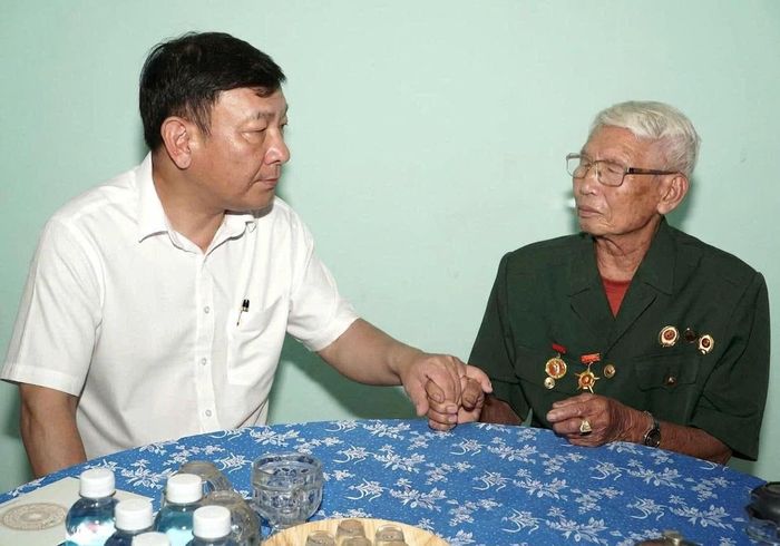 Đồng chí Bùi Thắng, Phó Bí thư Tỉnh ủy Lâm Đồng thăm hỏi sức khỏe ông Nguyễn Văn Khương ở xã Tân Thành