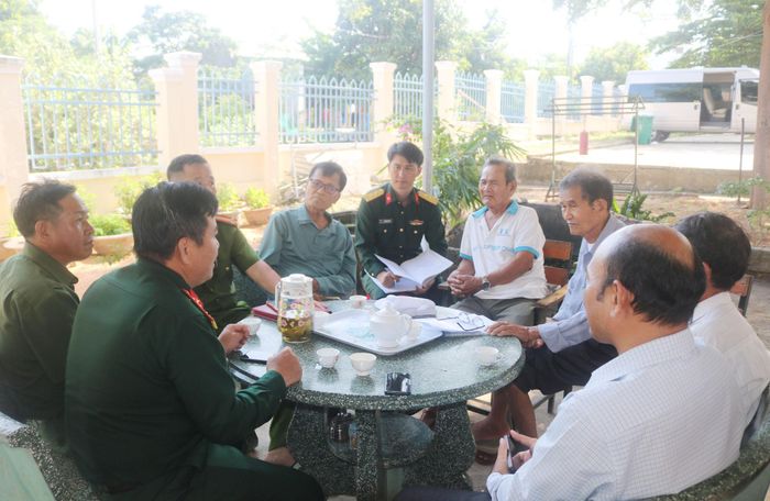 Thượng tá Trần Thanh Sơn cùng đại diện Sở Nội vụ, Hội Cựu chiến binh tỉnh, lãnh đạo địa phương... trao đổi thông tin với các nhân chứng lịch sử bên lề hội nghị