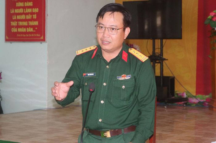 Thượng tá Trần Thanh Sơn, Phó Chủ nhiệm Chính trị Bộ CHQS tỉnh Lâm Đồng phát biểu tại hội nghị