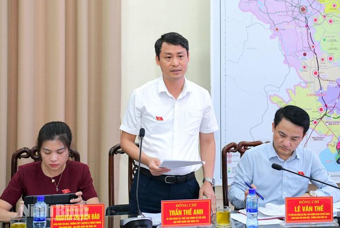 Đồng chí Trần Thế Anh, Bí thư Đảng ủy, Chủ tịch HĐND xã Hải Hậu, đại biểu Quốc hội tỉnh phát biểu tại buổi làm việc. Ảnh: Trường Giang