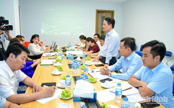 Đoàn ĐBQH tỉnh khảo sát việc thực hiện quy định của pháp luật đối với ngành nghề kinh doanh có điều kiện làm việc với Công ty Cổ phần Sao Thái Dương (Khu công nghiệp Đồng Văn). Ảnh: Trường Giang
