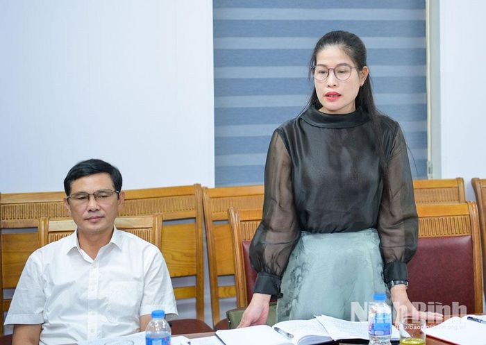 Đồng chí Trần Thị Thoa, Phó Chủ tịch Ủy ban Mặt trận Tổ quốc Việt Nam tỉnh phát biểu tại buổi làm việc. Ảnh: Trường Giang