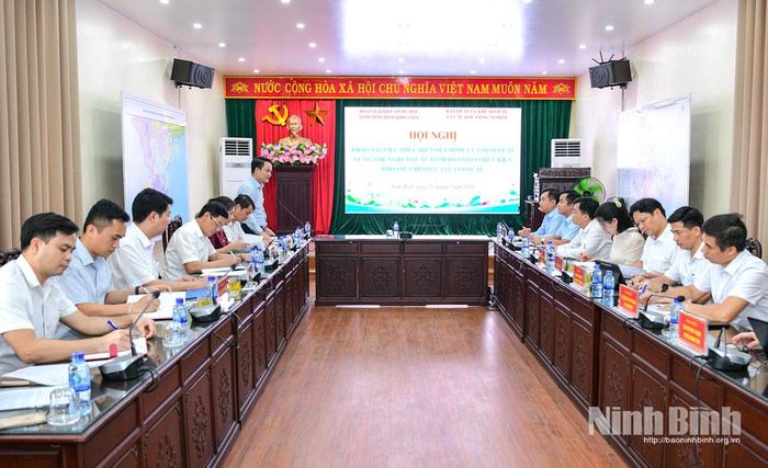 Đoàn ĐBQH tỉnh khảo sát việc thực hiện quy định của pháp luật đối với ngành nghề kinh doanh có điều kiện Làm việc với Ban Quản lý Khu kinh tế và các Khu công nghiệp tỉnh. Ảnh: Trường Giang