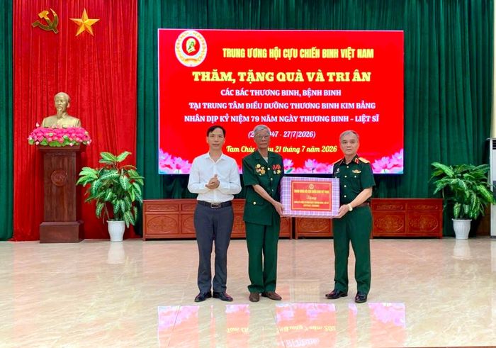 Đoàn công tác thăm, tặng quà tại Trung tâm Điều dưỡng thương binh Kim Bảng.