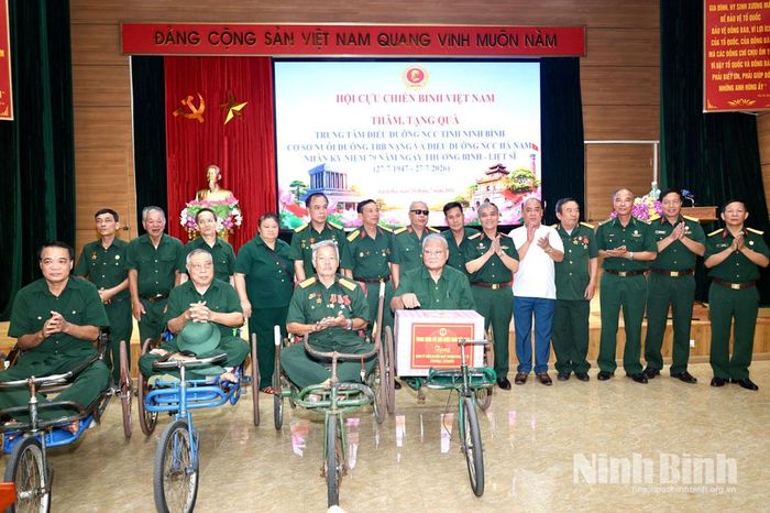 Đoàn công tác thăm, tặng quà tại Cơ sở nuôi dưỡng thương binh nặng và điều dưỡng người có công Hà Nam.