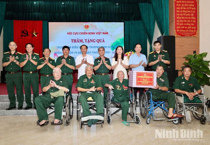 Đoàn công tác Hội CCB Việt Nam thăm, tặng quà tại Trung tâm Điều dưỡng thương binh Duy Tiên.