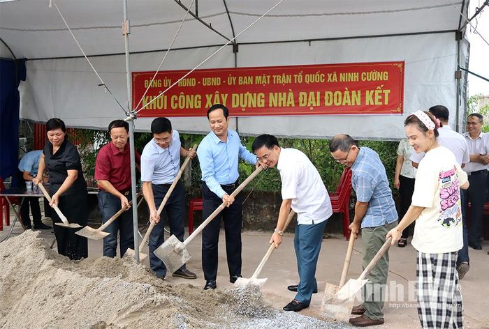 Lãnh đạo Ủy ban MTTQ Việt Nam tỉnh và lãnh đạo xã Ninh Cường khởi công xây dựng nhà Đại đoàn kết cho gia đình ông Phạm Văn Hóa, ở thôn Lác Môn.