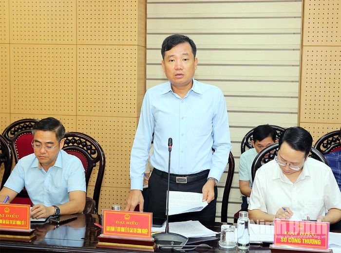 Lãnh đạo Ban Quản lý khu kinh tế và các khu công nghiệp tỉnh phát biểu tại hội nghị.