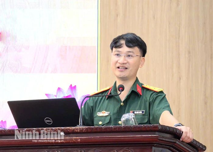 Đại diện Ban Chỉ huy Quân sự xã Yên Mô trình bày nội dung chuyên đề tại hội nghị.