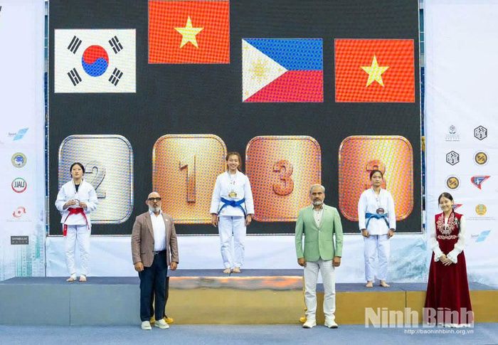 Vận động viên Trần Thị Thanh Hà nhận Huy chương Vàng nội dung nữ Fighting.
