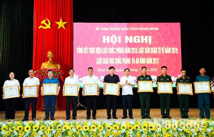 Đồng chí Nguyễn Anh Chức, Ủy viên Ban Thường vụ Tỉnh ủy, Phó Chủ tịch UBND tỉnh trao Bằng khen của Chủ tịch UBND tỉnh cho các cá nhân có thành tích xuất sắc.