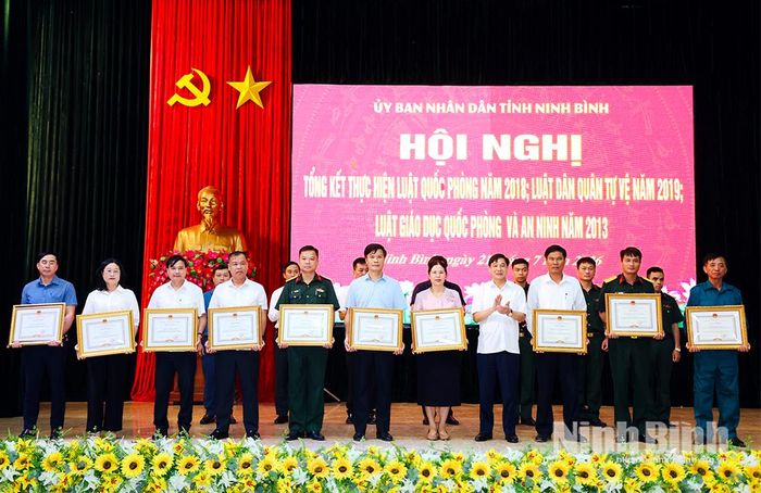 Đồng chí Nguyễn Anh Chức, Ủy viên Ban Thường vụ Tỉnh ủy, Phó Chủ tịch UBND tỉnh trao Bằng khen của Chủ tịch UBND tỉnh cho các tập thể có thành tích xuất sắc.