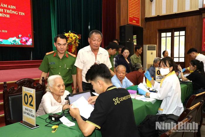 Công an tỉnh Ninh Bình phối hợp với các đơn vị có liên quan thu nhận mẫu ADN của các thân nhân liệt sĩ, phục vụ công tác xác minh danh tính hài cốt liệt sĩ còn thiếu thông tin.