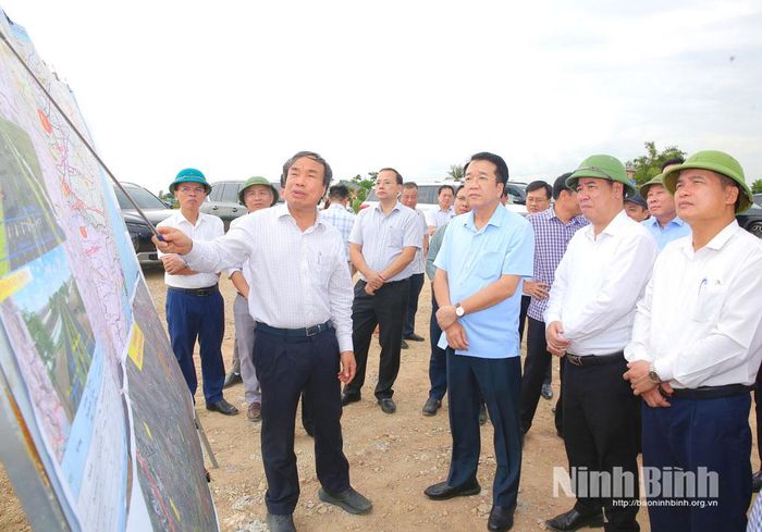 Đồng chí Chủ tịch UBND tỉnh Nguyễn Thanh Bình cùng Đoàn kiểm tra dự án Xây dựng tuyến đường kết nối liên vùng giữa Nam đồng bằng sông Hồng với vùng núi Tây Bắc và vùng duyên hải Bắc Trung Bộ (giai đoạn I).