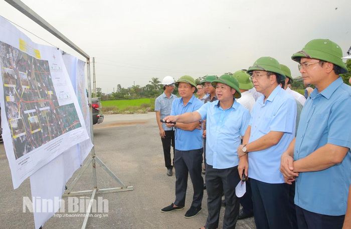 Đồng chí Chủ tịch UBND tỉnh Nguyễn Thanh Bình cùng Đoàn kiểm tra dự án đầu tư xây dựng cầu vượt trên đường T4 tại phạm vi nút giao với tuyến đường T1, ĐT.495B.