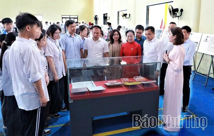 Học sinh được giới thiệu về giá trị của các hiện việt tại Bảo tàng Hùng Vương, phường Việt Trì.
