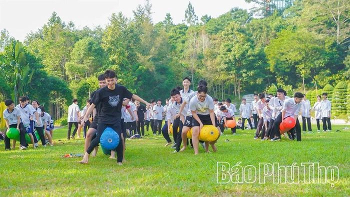 Học sinh vui chơi, trải nghiệm tại Công viên di sản các nhà khoa học Việt Nam, xã Cao Phong.