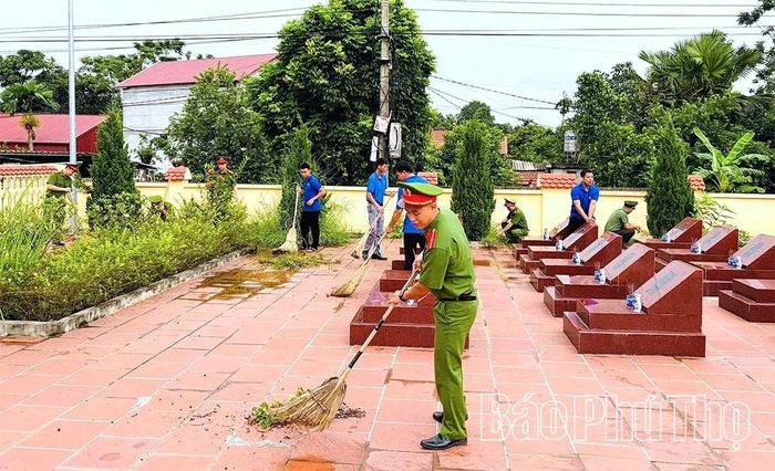 Tuổi trẻ Thọ Văn vệ sinh, chỉnh trang khuôn viên nghĩa trang liệt sĩ chuẩn bị cho lễ thắp nến tri ân.