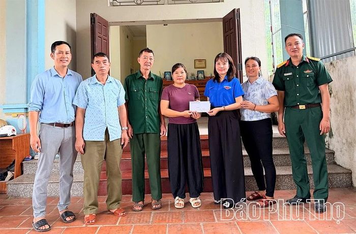 Đoàn thanh niên xã phối hợp với Ban CHQS xã thăm, tặng quà cho gia đình người có công trên địa bàn.