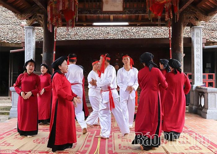 Văn hóa làm nền tảng và động lực để Phú Thọ phát triển trong xu thế hội nhập toàn cầu. Ảnh: Các nghệ nhân hát Xoan Kim Đức, phường Vân Phú biểu diễn phục vụ khách tham quan.