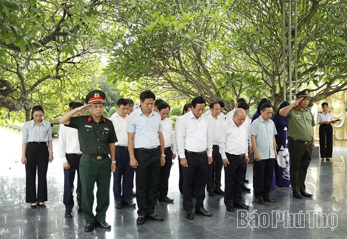 Đoàn dành một phút mặc niệm, tưởng nhớ các anh hùng liệt sĩ.