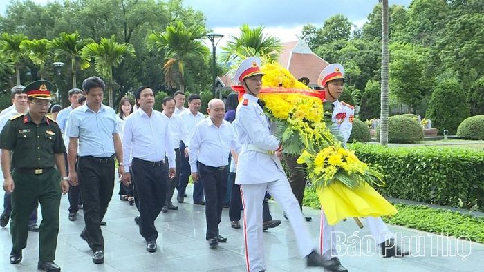 Đoàn đại biểu tỉnh Phú Thọ dâng hoa tại Nghĩa trang Liệt sĩ Quốc gia A1.