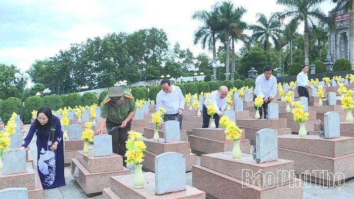 Đoàn thắp hương tưởng niệm các anh hùng liệt sĩ tại Nghĩa trang Liệt sĩ Tông Khao.