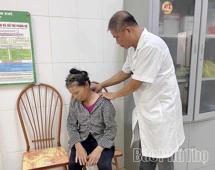 Cán bộ y tế xã Phú Khê chăm sóc sức khỏe người cao tuổi tại địa phương.