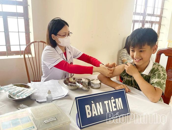 Trạm y tế xã tổ chức chiến dịch tiêm vắc xin sởi cho trẻ từ 6 - 10 tuổi, hướng tới mục tiêu tăng tỷ lệ bao phủ miễn dịch cộng đồng.