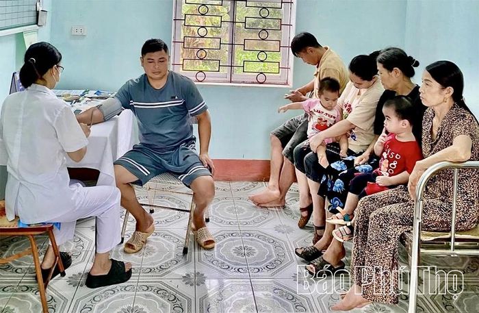 Cán bộ Trạm y tế xã thăm khám, sàng lọc các bệnh không lây nhiễm cho người dân trên địa bàn.