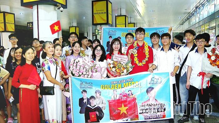 Người thân và bạn bè chúc mừng em Đinh Xuân Phúc.
