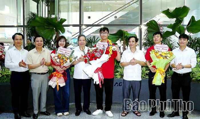 Lãnh đạo Sở Giáo dục và Đào tạo tỉnh Phú Thọ tặng hoa chúc mừng em Đinh Xuân Phúcvà Trường THPT Chuyên Vĩnh Phúc.