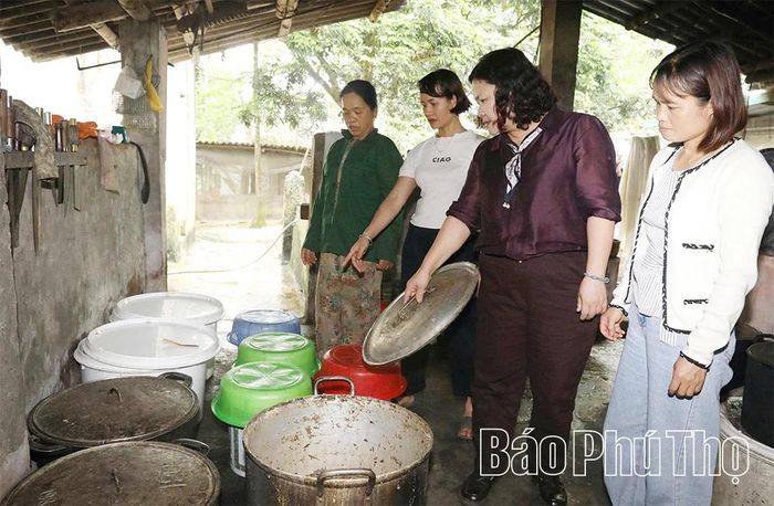 Hội Liên hiệp Phụ nữ tỉnh tham quan mô hình kinh tế của thành viên Tổ truyền thông cộng đồng xã Quyết Thắng.