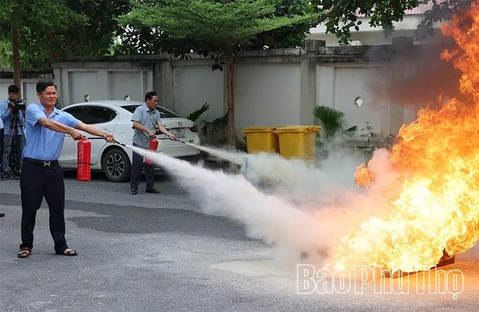 Thực hành một số phương án chữa cháy, cứu nạn, cứu hộ theo tình huống giả định.