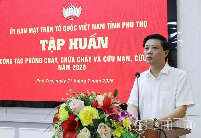 Lãnh đạo Ủy ban MTTQ Việt Nam tỉnh phát biểu khai mạc lớp tập huấn.