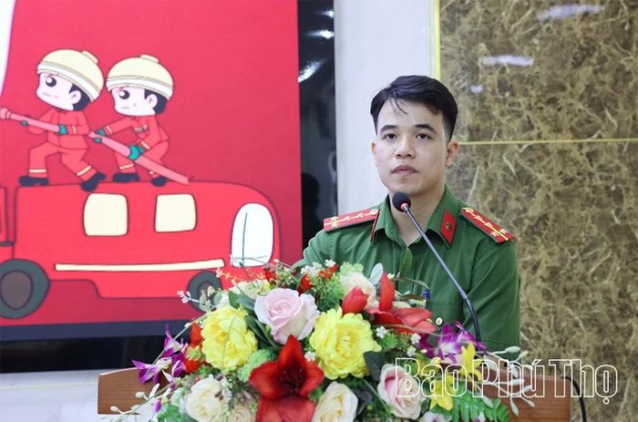 Cán bộ Phòng Cảnh sát PCCC&CNCH thông tin về tình hình cháy, nổ trên địa bàn tỉnh.