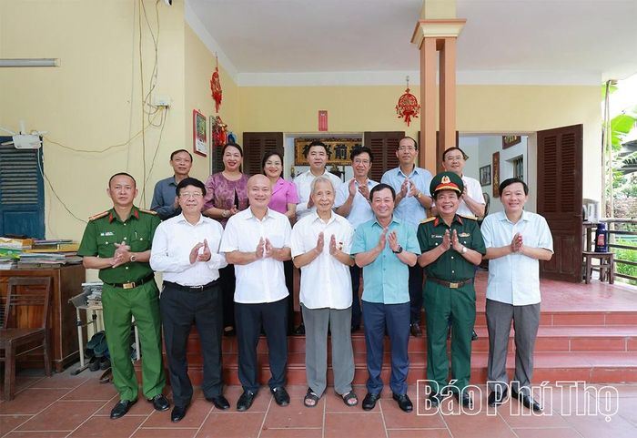 Đoàn công tác chụp ảnh lưu niệm.