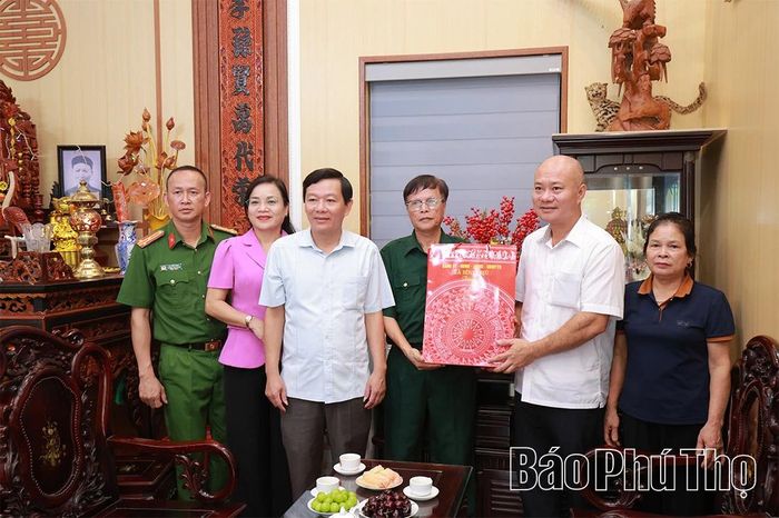Cấp ủy, chính quyền xã Bình Phú trao quà tặng ông Hà Văn Quang.