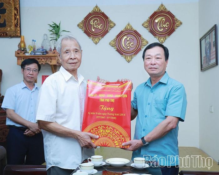 Đồng chí Phó Bí thư Thường trực Tỉnh ủy Bùi Văn Quang trao quà tặng ông Hoàng Văn Tục ở thôn 9, thương binh hạng 4.