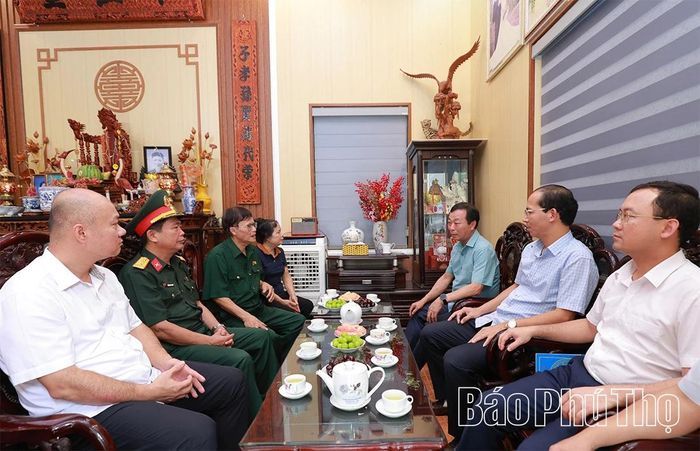 Đoàn công tác thăm hỏi, động viên ông Hà Văn Quang, thôn Đình, người hoạt động kháng chiến bị nhiễm chất độc hóa học với tỷ lệ tổn thương cơ thể 35%.