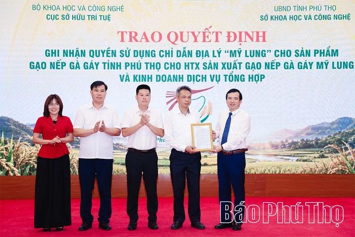 Lãnh đạo Sở Khoa học và Công nghệ trao Quyết định ghi nhận quyền sử dụng Chỉ dẫn địa lý "Mỹ Lung" cho đại diện Hợp tác xã sản xuất gạo nếp Gà gáy Mỹ Lung và kinh doanh dịch vụ tổng hợp.