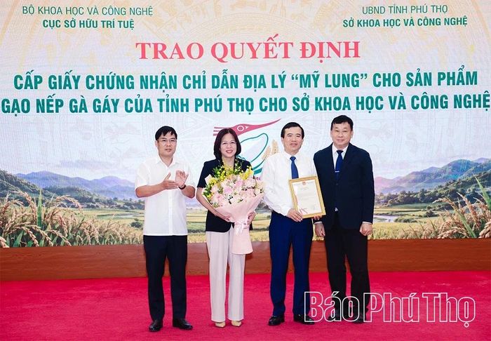 Lãnh đạo Cục Sở hữu trí tuệ trao Giấy đăng ký Chỉ dẫn địa lý "Mỹ Lung" cho sản phẩm nếp Gà gáy của tỉnh Phú Thọ.
