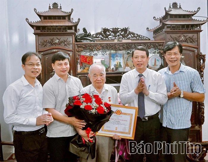 Đồng chí Trưởng Ban Tổ chức Tỉnh ủy Bùi Đình Thi và lãnh đạo phường Vĩnh Phúc chúc mừng đồng chí Ngô Chiến.