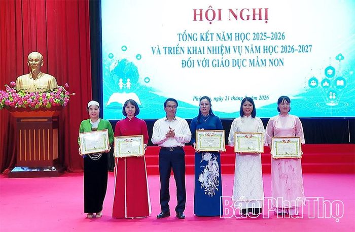 Lãnh đạo Sở Giáo dục và Đào tạo tặng Giấy khen cho 5 cá nhân.