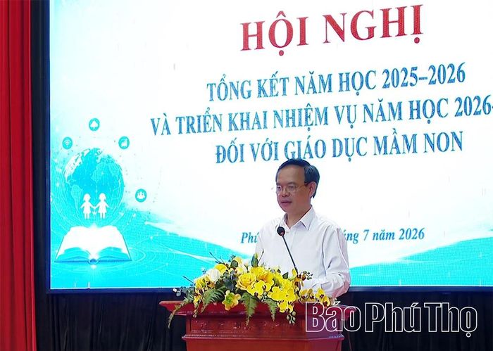 Đồng chí Trịnh Thế Truyền - Tỉnh ủy viên, Giám đốc Sở Giáo dục và Đào tạo phát biểu chỉ đạo tại hội nghị.