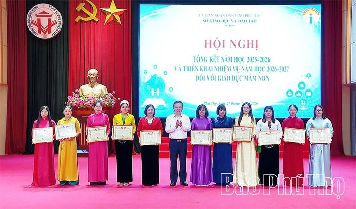 Lãnh đạo Sở Giáo dục và Đào tạo tặng Giấy khen cho 11 tập thể.