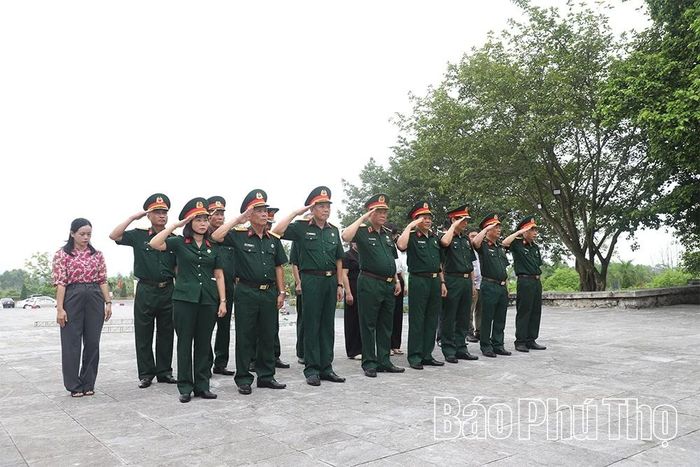 Đoàn đại biểu Hội CCB tỉnh dành một phút mặc niệm, tưởng nhớ các anh hùng liệt sĩ.